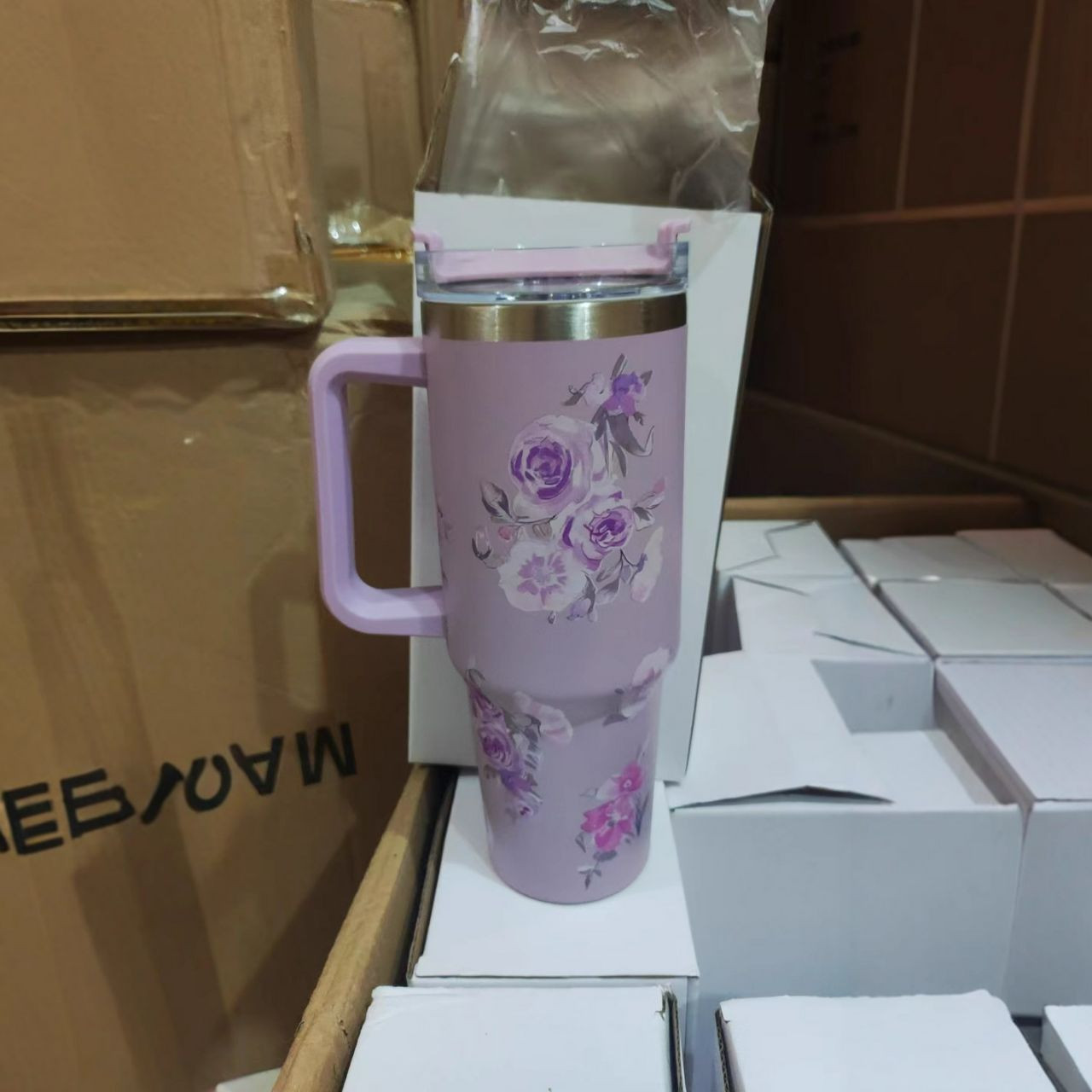 Tasses isolantes de 1,2 litre, affichant des motifs floraux distincts, sont des alternatives génériques aux modèles Stanley populaires,