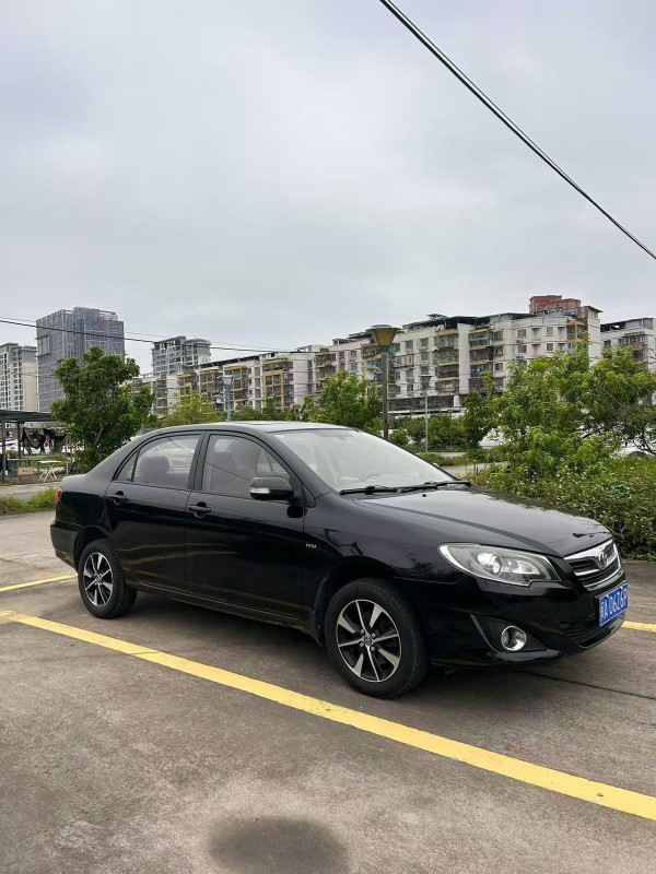 Toyota Corolla 2014 d'occasion, boîte manuelle, moteur 1,6 L, toit ouvrant voiture d’occasion Économe en carburant et fiable