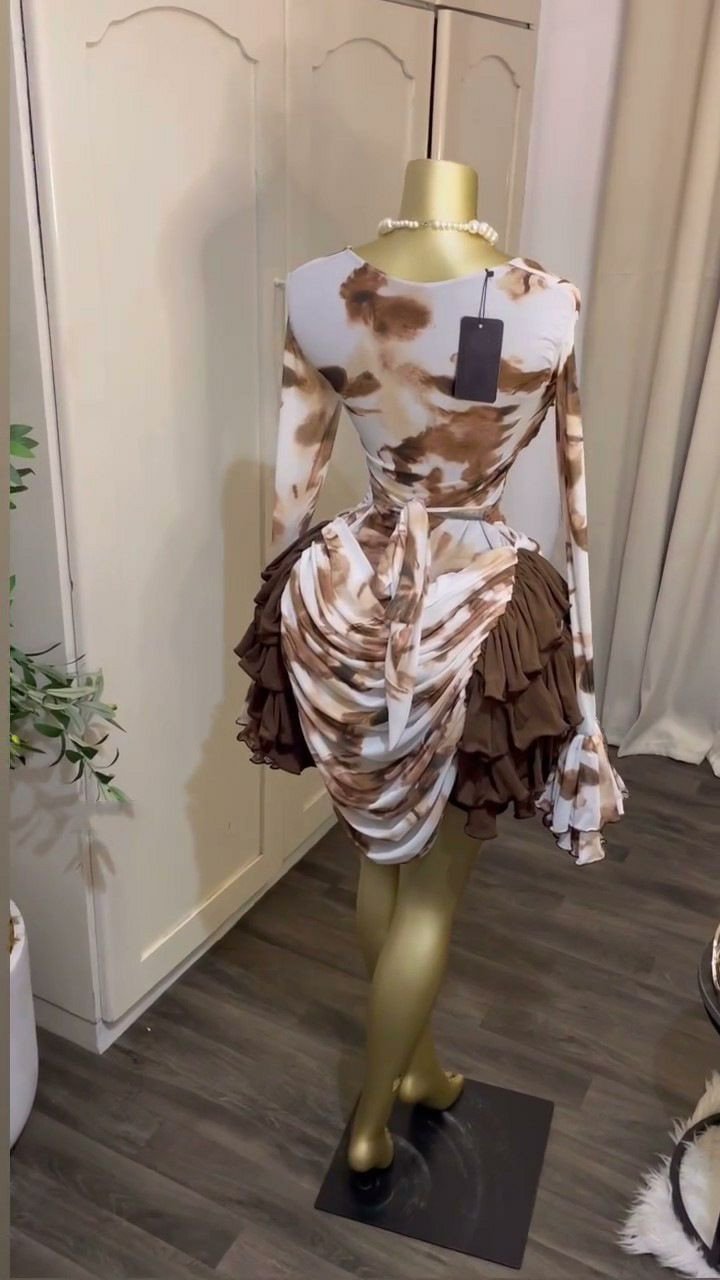 Magnifique robe courte à volants présente un bustier marron croisé sur le devant et de longues manches évasées à imprimé effet nuageux robe plissée élégante à volants et manches cloche