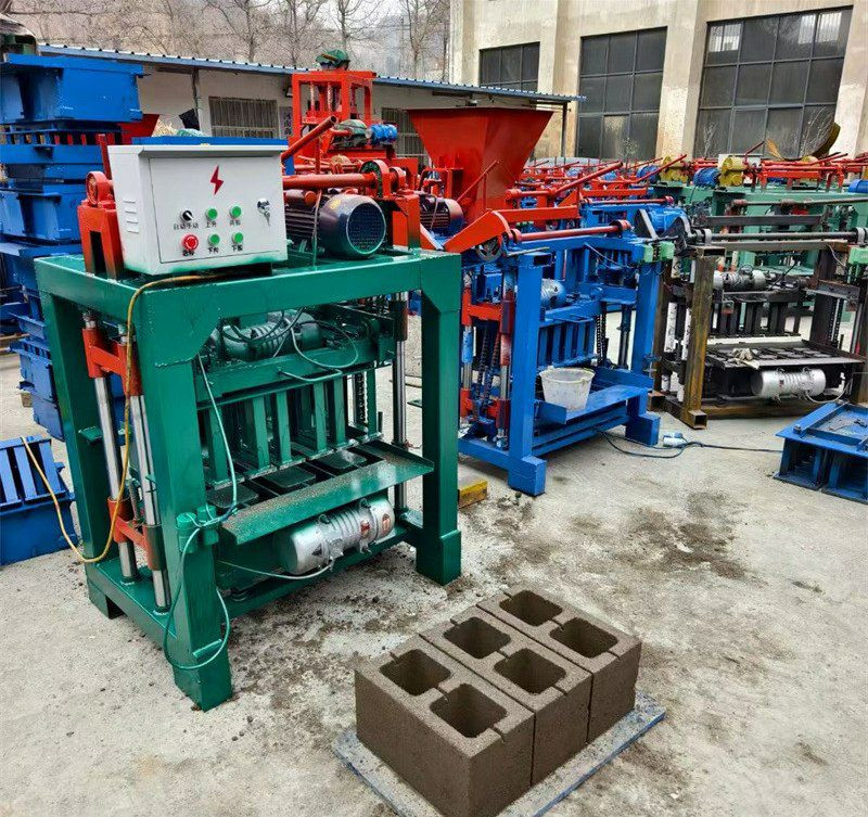 Machine de fabrication de briques de ciments creuses semi-automatique.