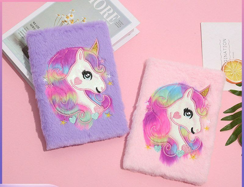 Journal intime pour enfants avec une couverture en peluche et un motif de licorne brodé muni d'un petit cadenas.