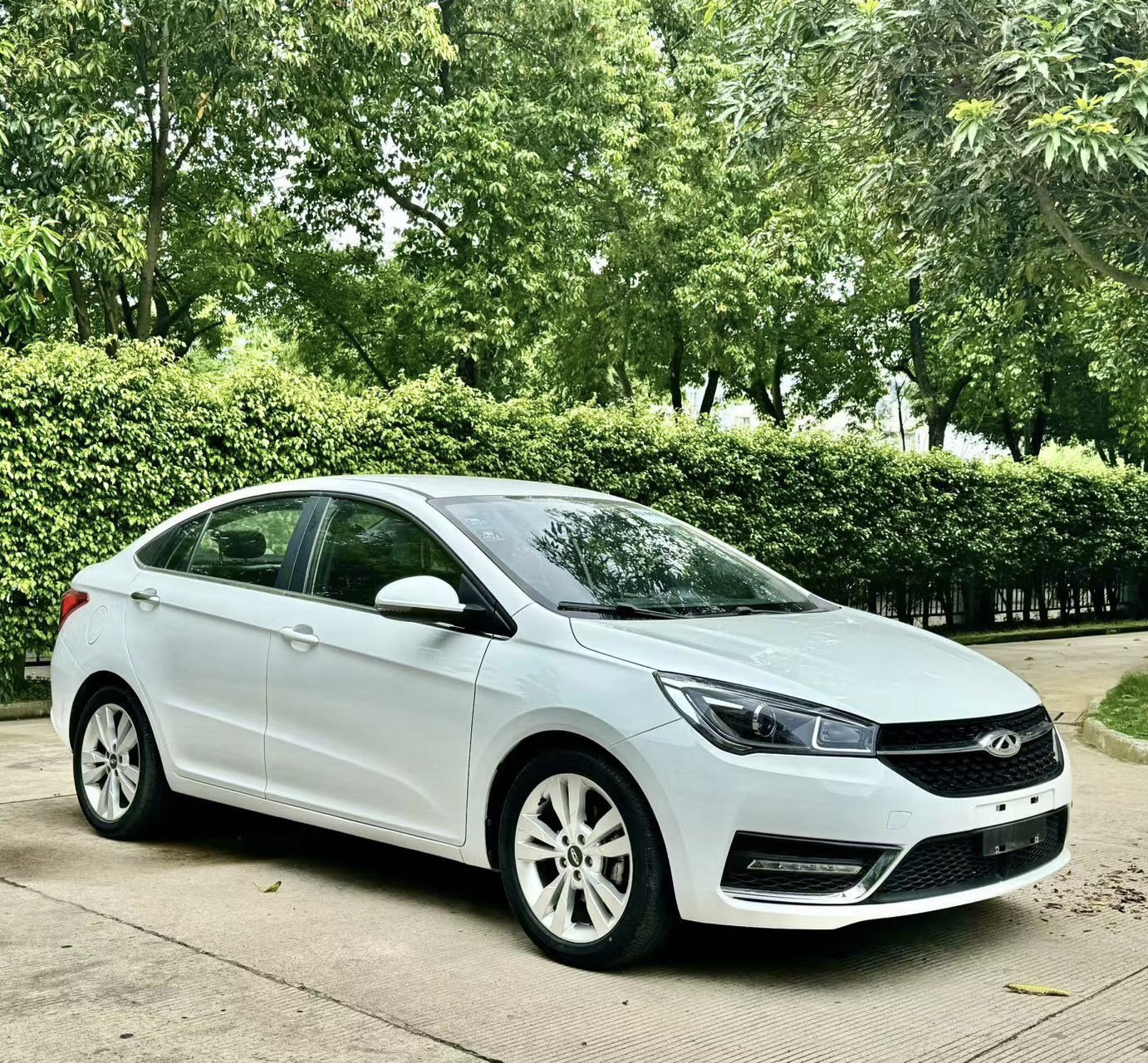 Voiture berline propre d’occasion année 2016, Arrizo 5, version 1.5 automatique avant-gardiste avec volant multifonctions