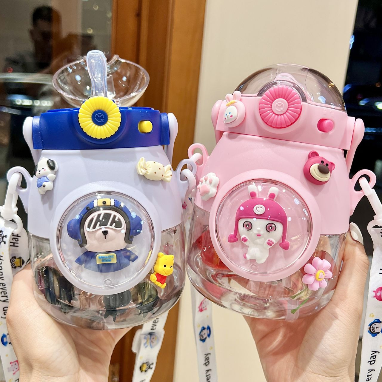 Gourdes pour enfants, modèle « Astronaut Capsule », présentent un design transparent d'une capacité de 900 ml avec des figurines interchangeables et des sangles de transport.