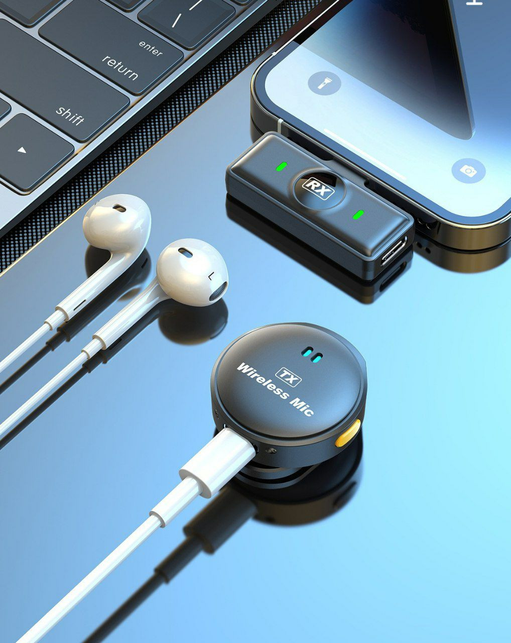 Système de microphone cravate sans fil, souvent identifié sous le modèle Q8.Composants : L'ensemble comprend un boîtier de charge avec affichage LED, deux émetteurs (micros cravates) et un récepteur.