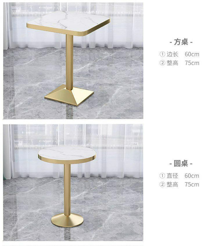 Table ronde et carree moderne de style bistrot ou d'appoint, dotée d'un plateau effet marbre blanc et d'un pied central tubulaire avec une base évasée de couleur dorée.