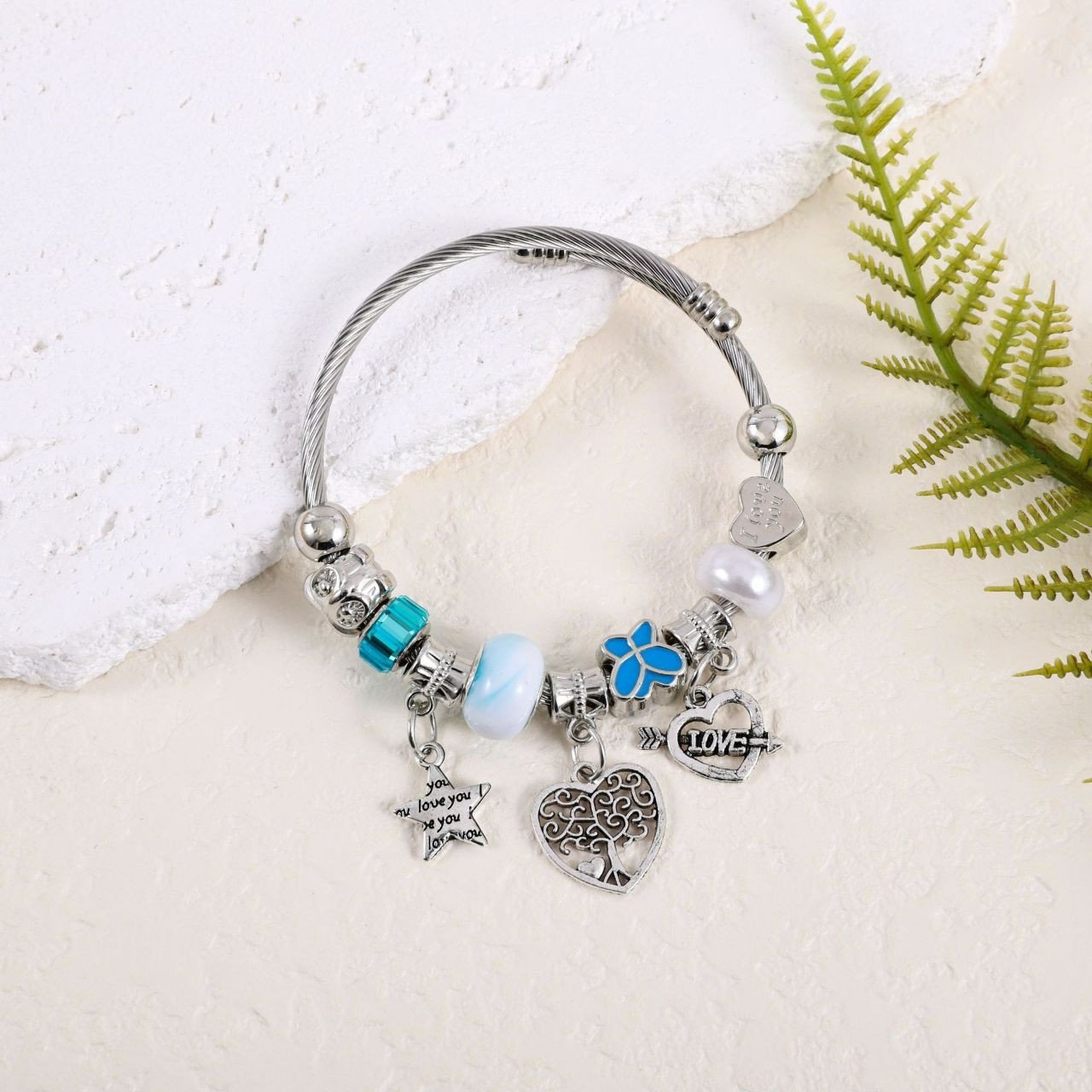 Bracelets jonc souples en acier style Pandora arborent des perles colorées et des pendentifs assortis en forme de cœur, de clé et de main de Fatma