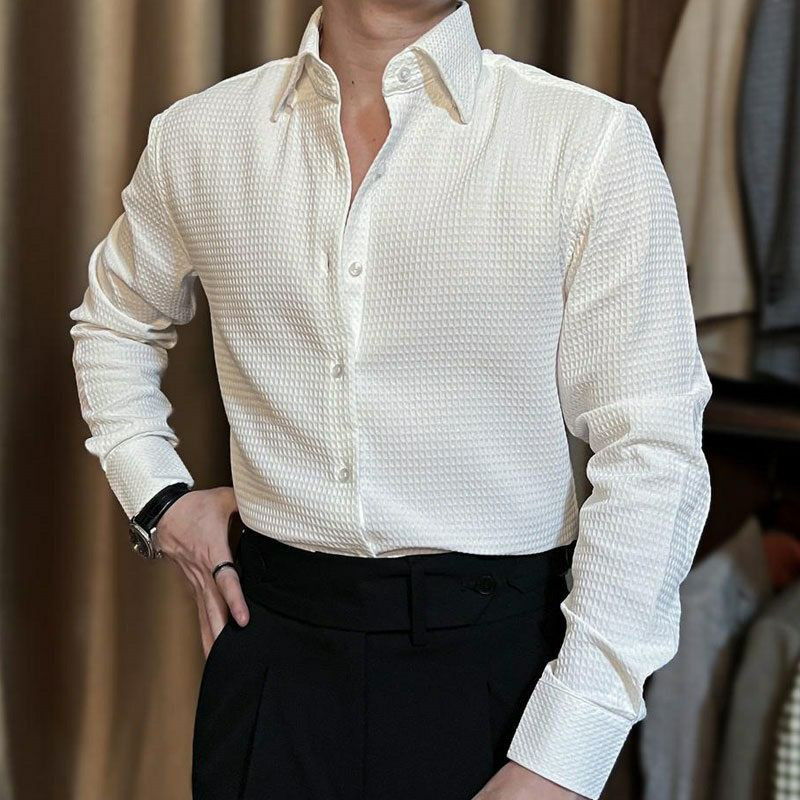 Chemise à manches longues en tissu gaufré.