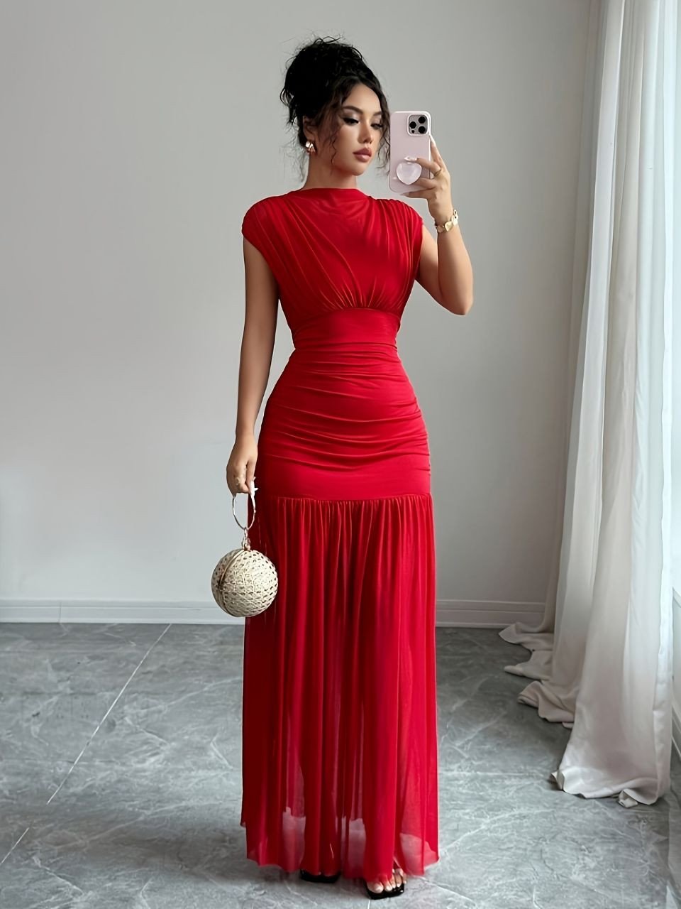 Nouvelle robe longue à la mode et élégante pour femmes, col bateau rouge, sans manches, sexy, maille creuse, taille plissée robe rouge plissée sans manches avec un empiècement en maille transparente a