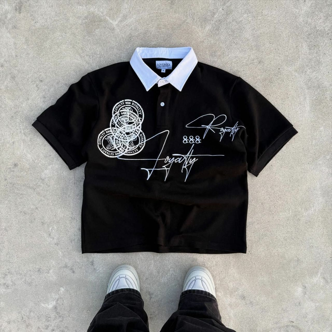 T-shirt polo rétro à manches courtes détails graphiques blancs et le texte "LOVEROCK LOYALTY ROYALTY transfrontalier européen et américain, marque tendance d'été, haut rétro y2k, vêtements décontracté