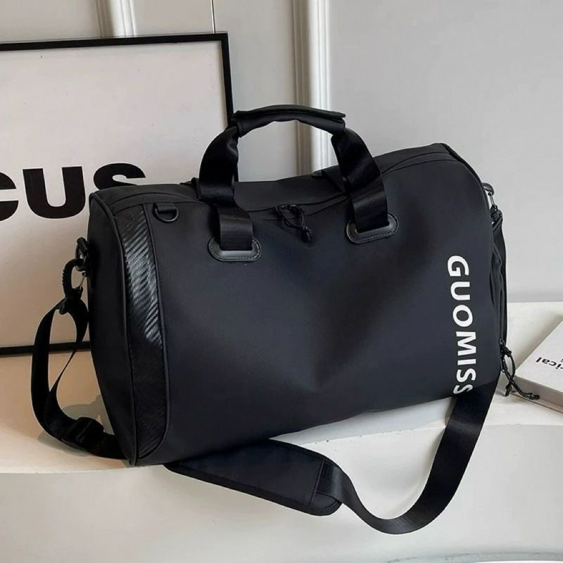 Sac de voyage de la marque GUOMISS, souvent appelé "duffel bag" ou sac polochon.