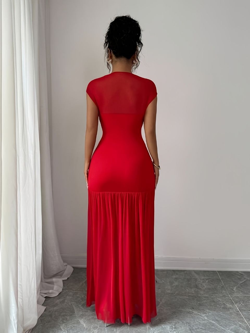 Nouvelle robe longue à la mode et élégante pour femmes, col bateau rouge, sans manches, sexy, maille creuse, taille plissée robe rouge plissée sans manches avec un empiècement en maille transparente a